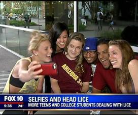 Noticia del canal FOX 10 en que hablan sobre las selfies y el contagio de piojos
