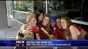 Noticia del canal FOX 10 en que hablan sobre las selfies y el contagio de piojos